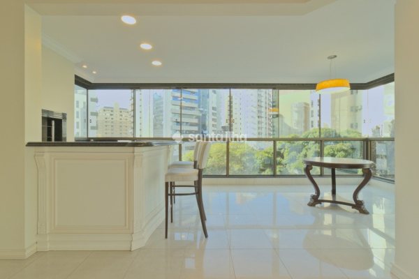 Apartamento à venda com 229m², 3 quartos, 3 suítes, 3 vagas no bairro Centro em Florianópolis