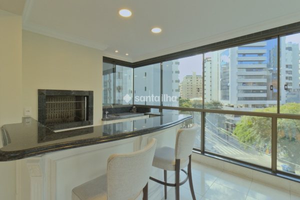 Apartamento à venda com 229m², 3 quartos, 3 suítes, 3 vagas no bairro Centro em Florianópolis