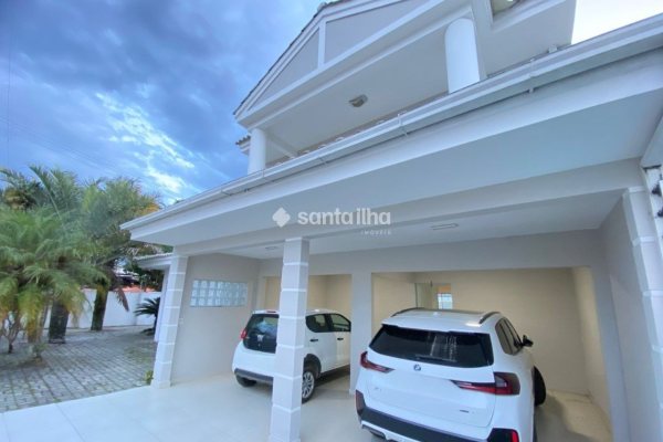 Casa à venda com 217m², 3 quartos, 1 suíte, 2 vagas no bairro Morro das Pedras em Florianópolis