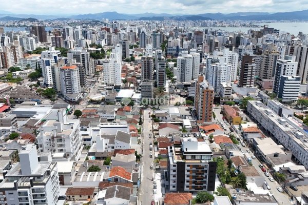 Apartamento à venda com 69m², 2 quartos, 2 suítes, 1 vaga no bairro Centro em Florianópolis