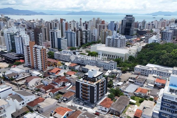 Apartamento à venda com 69m², 2 quartos, 2 suítes, 1 vaga no bairro Centro em Florianópolis