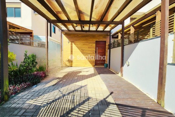 Casa à venda com 118m², 3 quartos, 1 suíte, 2 vagas no bairro Campeche em Florianópolis