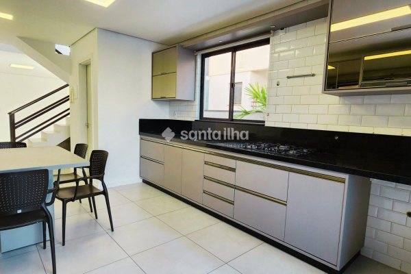 Casa à venda com 118m², 3 quartos, 1 suíte, 2 vagas no bairro Campeche em Florianópolis