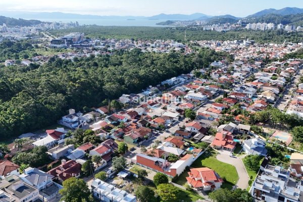 Terreno à venda com 435m² no bairro Córrego Grande em Florianópolis