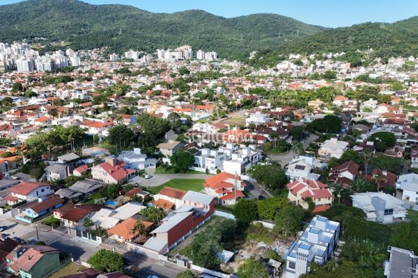 Terreno à venda com 435m² no bairro Córrego Grande em Florianópolis