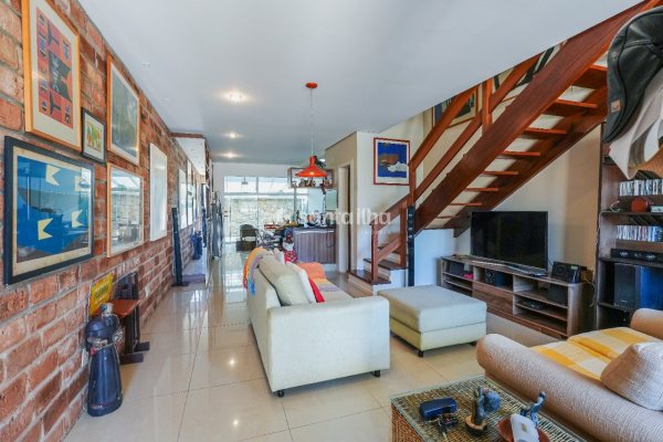 Casa à venda com 151m², 2 quartos, 1 suíte, 2 vagas no bairro Lagoa da Conceição em Florianópolis