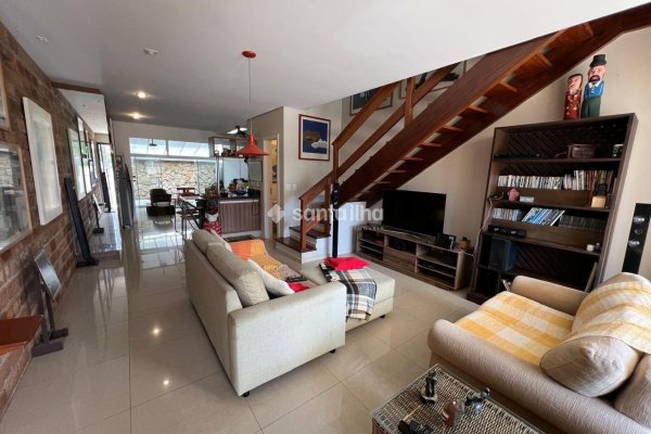 Casa à venda com 151m², 2 quartos, 1 suíte, 2 vagas no bairro Lagoa da Conceição em Florianópolis