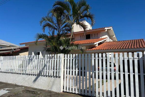 Casa à venda com 300m², 4 quartos, 2 suítes, 2 vagas no bairro Campeche em Florianópolis
