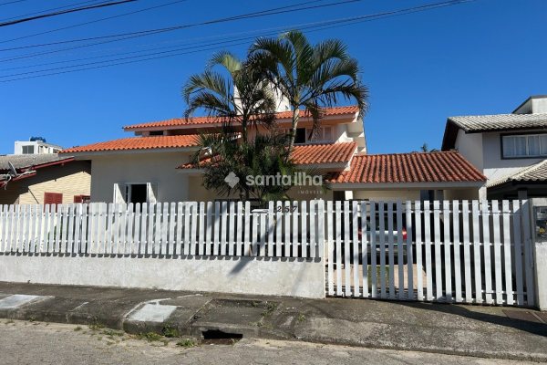 Casa à venda com 300m², 4 quartos, 2 suítes, 2 vagas no bairro Campeche em Florianópolis