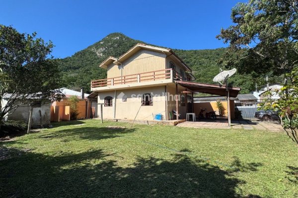Casa à venda com 100m², 4 quartos, 2 vagas no bairro Pântano do Sul em Florianópolis