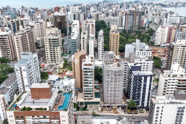 Apartamento à venda com 131m², 3 quartos, 1 suíte, 2 vagas no bairro Centro em Florianópolis