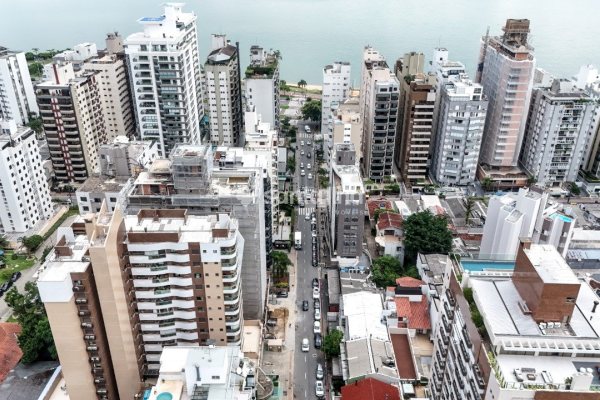 Apartamento à venda com 131m², 3 quartos, 1 suíte, 2 vagas no bairro Centro em Florianópolis