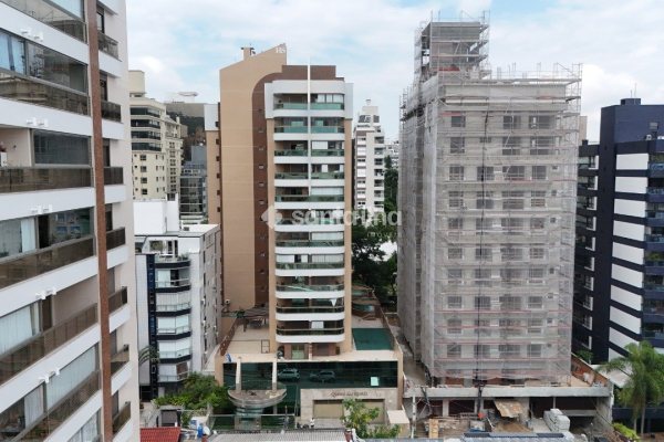 Apartamento à venda com 131m², 3 quartos, 1 suíte, 2 vagas no bairro Centro em Florianópolis
