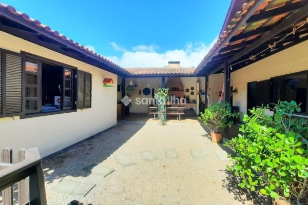 Casa à venda com 280m², 4 quartos, 1 suíte, 5 vagas no bairro Morro das Pedras em Florianópolis