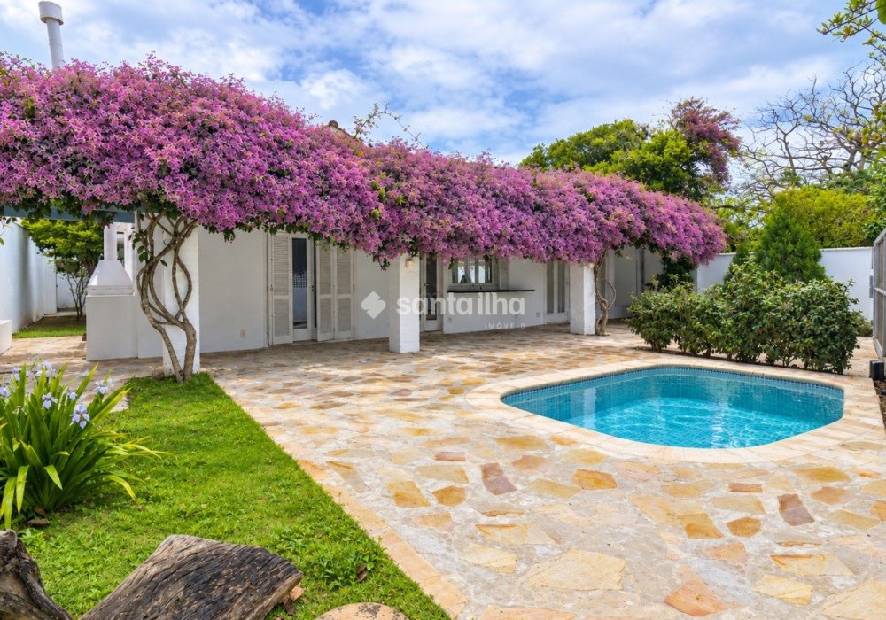 Casa à venda com 180m², 3 quartos, 3 suítes, 2 vagas no bairro Campeche em Florianópolis - Foto 1