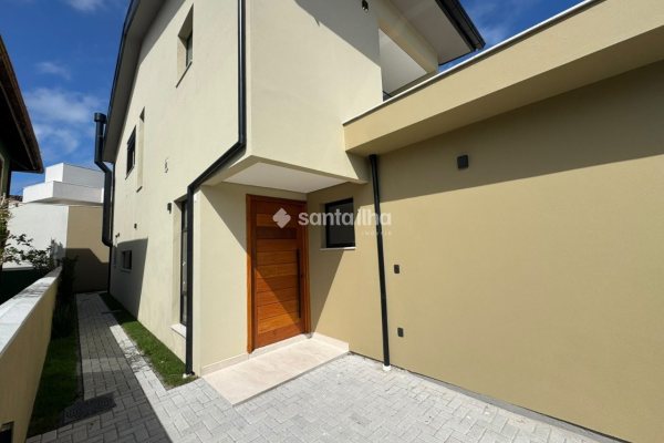 Casa à venda com 130m², 4 quartos, 1 suíte, 2 vagas no bairro Campeche em Florianópolis