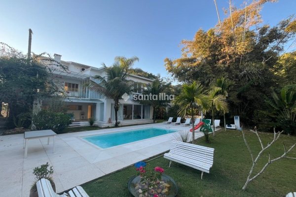 Casa à venda com 1.000m², 7 quartos, 7 suítes, 5 vagas no bairro Praia Brava em Florianópolis