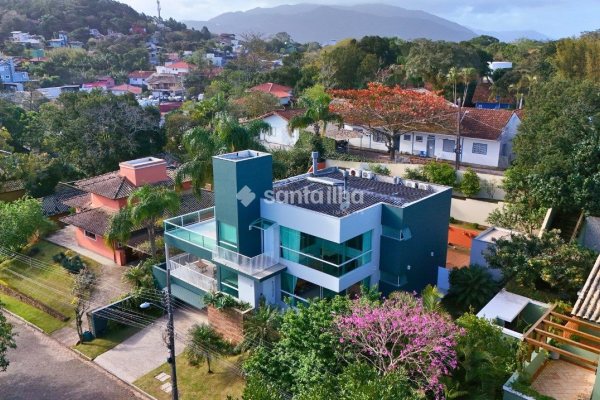Casa em Condomínio à venda com 280m², 3 quartos, 3 suítes, 2 vagas no bairro Rio Tavares em Florianópolis
