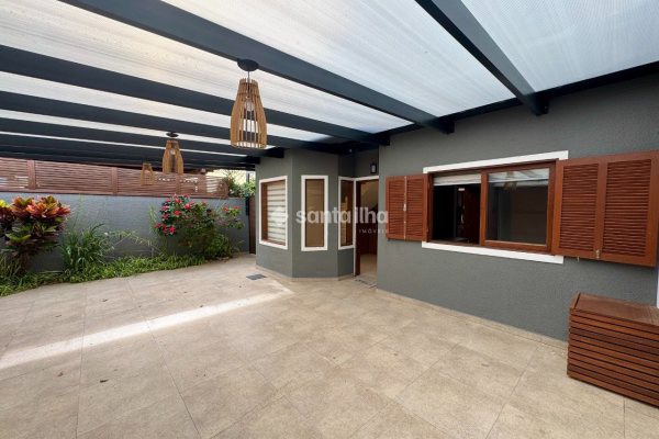 Casa à venda com 115m², 3 quartos, 2 suítes, 2 vagas no bairro Rio Tavares em Florianópolis