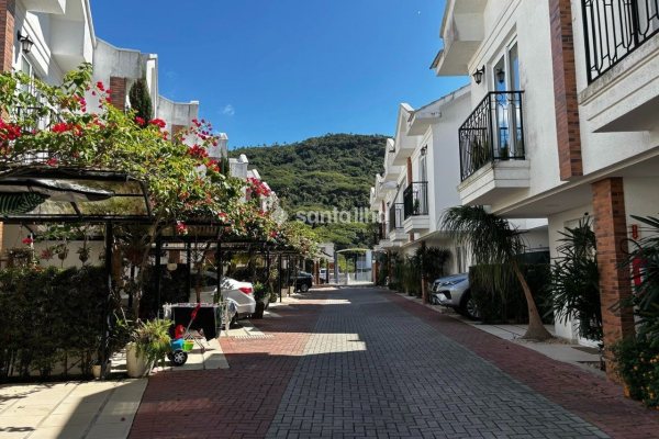 Casa em Condomínio para alugar ou comprar com 73m², 2 quartos, 1 suíte, 1 vaga no bairro Armação em Florianópolis