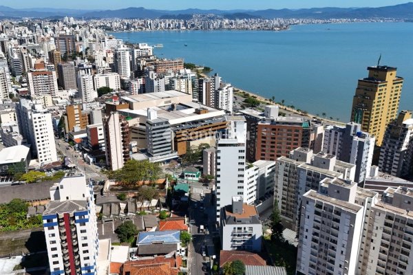 Cobertura à venda com 102m², 3 quartos, 2 suítes, 1 vaga no bairro Centro em Florianópolis
