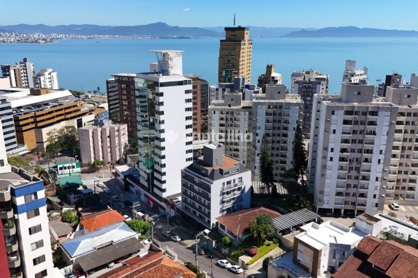 Cobertura à venda com 102m², 3 quartos, 2 suítes, 1 vaga no bairro Centro em Florianópolis