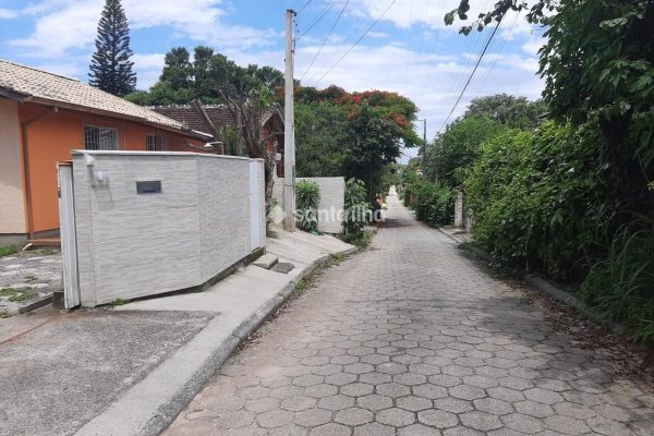 Casa à venda com 200m², 3 quartos, 2 suítes, 6 vagas no bairro Rio Tavares em Florianópolis