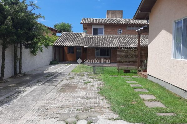 Casa à venda com 200m², 3 quartos, 2 suítes, 6 vagas no bairro Rio Tavares em Florianópolis