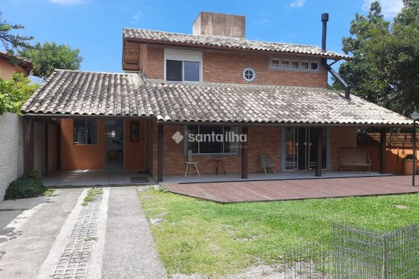 Casa à venda com 200m², 3 quartos, 2 suítes, 6 vagas no bairro Rio Tavares em Florianópolis