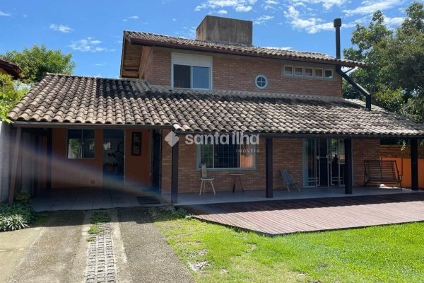 Casa à venda com 200m², 3 quartos, 2 suítes, 6 vagas no bairro Rio Tavares em Florianópolis