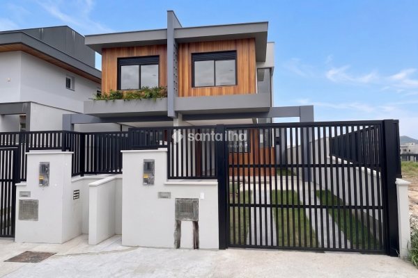 Casa para alugar com 157m², 3 quartos, 1 suíte, 1 vaga no bairro Campeche em Florianópolis