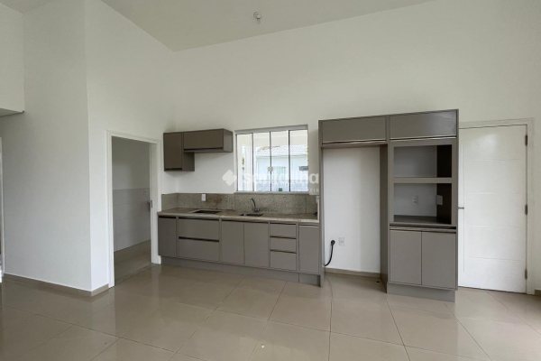 Casa para alugar com 126m², 2 quartos, 1 suíte, 2 vagas no bairro Campeche em Florianópolis