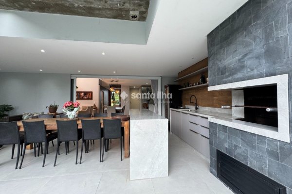 Casa à venda com 283m², 5 quartos, 3 suítes, 2 vagas no bairro Ribeirão da Ilha em Florianópolis