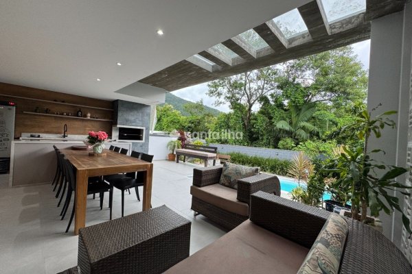 Casa à venda com 283m², 5 quartos, 3 suítes, 2 vagas no bairro Ribeirão da Ilha em Florianópolis