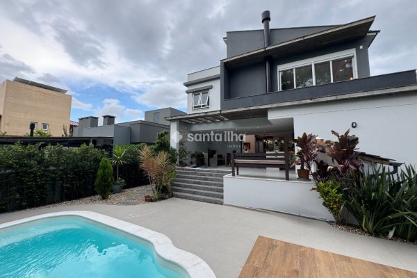 Casa à venda com 283m², 5 quartos, 3 suítes, 2 vagas no bairro Ribeirão da Ilha em Florianópolis