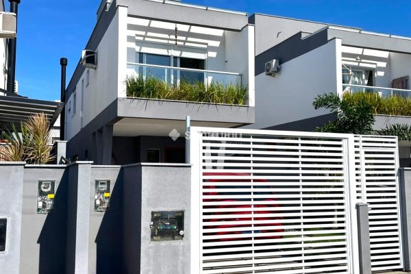 Casa à venda com 146m², 3 quartos, 1 suíte, 2 vagas no bairro Campeche em Florianópolis