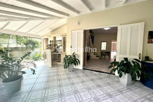 Casa à venda com 211m², 3 quartos, 3 suítes, 2 vagas no bairro Morro das Pedras em Florianópolis