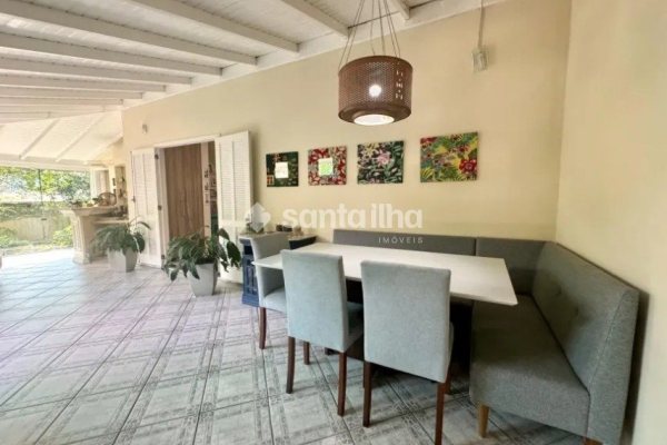 Casa à venda com 211m², 3 quartos, 3 suítes, 2 vagas no bairro Morro das Pedras em Florianópolis