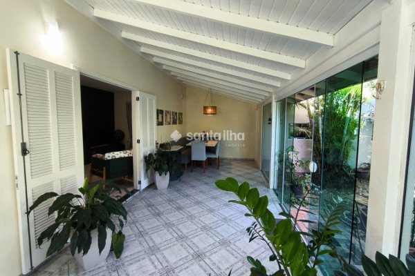 Casa à venda com 211m², 3 quartos, 3 suítes, 2 vagas no bairro Morro das Pedras em Florianópolis