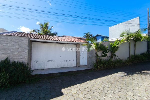 Casa à venda com 211m², 3 quartos, 3 suítes, 2 vagas no bairro Morro das Pedras em Florianópolis