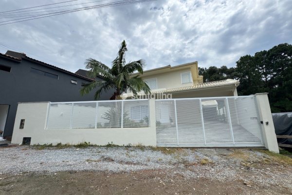Casa à venda com 250m², 3 quartos, 2 suítes, 3 vagas no bairro Armação em Florianópolis