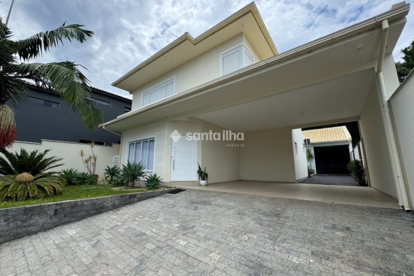 Casa à venda com 250m², 3 quartos, 2 suítes, 3 vagas no bairro Armação em Florianópolis