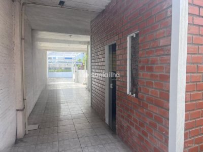 Casa à venda com 255m², 8 quartos, 1 suíte, 3 vagas no bairro Lagoa da Conceição em Florianópolis - Foto 10