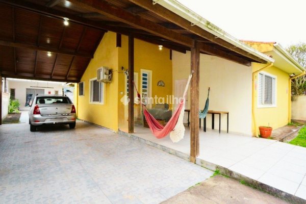 Casa à venda com 219m², 3 quartos, 1 suíte, 2 vagas no bairro Campeche em Florianópolis