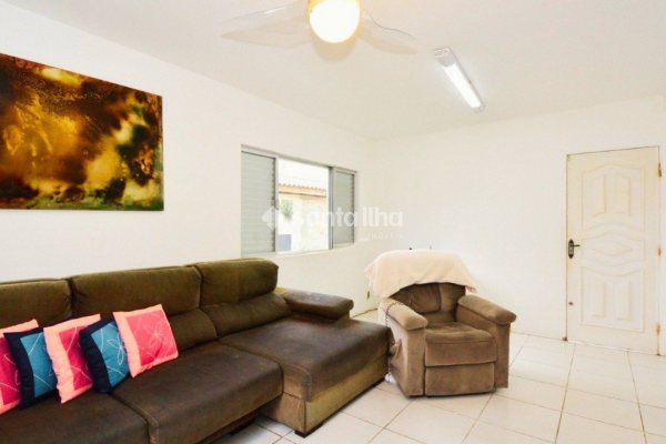 Casa à venda com 219m², 3 quartos, 1 suíte, 2 vagas no bairro Campeche em Florianópolis