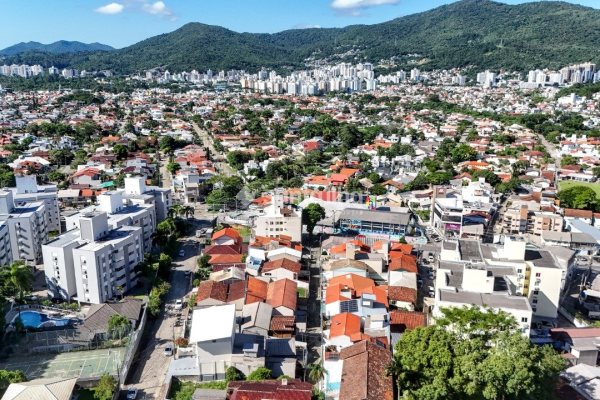 Terreno à venda com 237m² no bairro Córrego Grande em Florianopolis