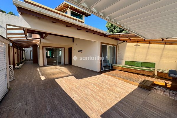 Casa à venda com 262m², 4 quartos, 2 vagas no bairro Campeche em Florianópolis