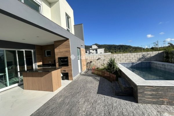 Casa em Condomínio à venda com 230m², 3 quartos, 3 suítes, 2 vagas no bairro Ingleses do Rio Vermelho em Florianópolis