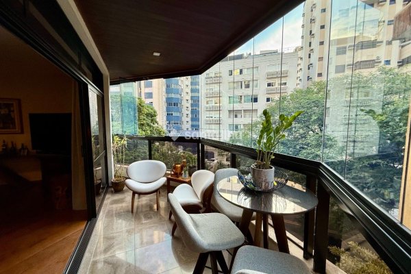 Apartamento à venda com 237m², 4 quartos, 2 suítes, 2 vagas no bairro Centro em Florianópolis