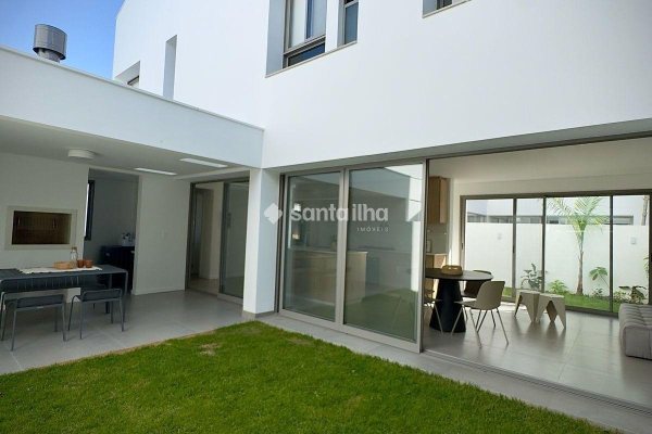 Casa à venda com 210m², 3 quartos, 1 suíte, 1 vaga no bairro Campeche em Florianópolis